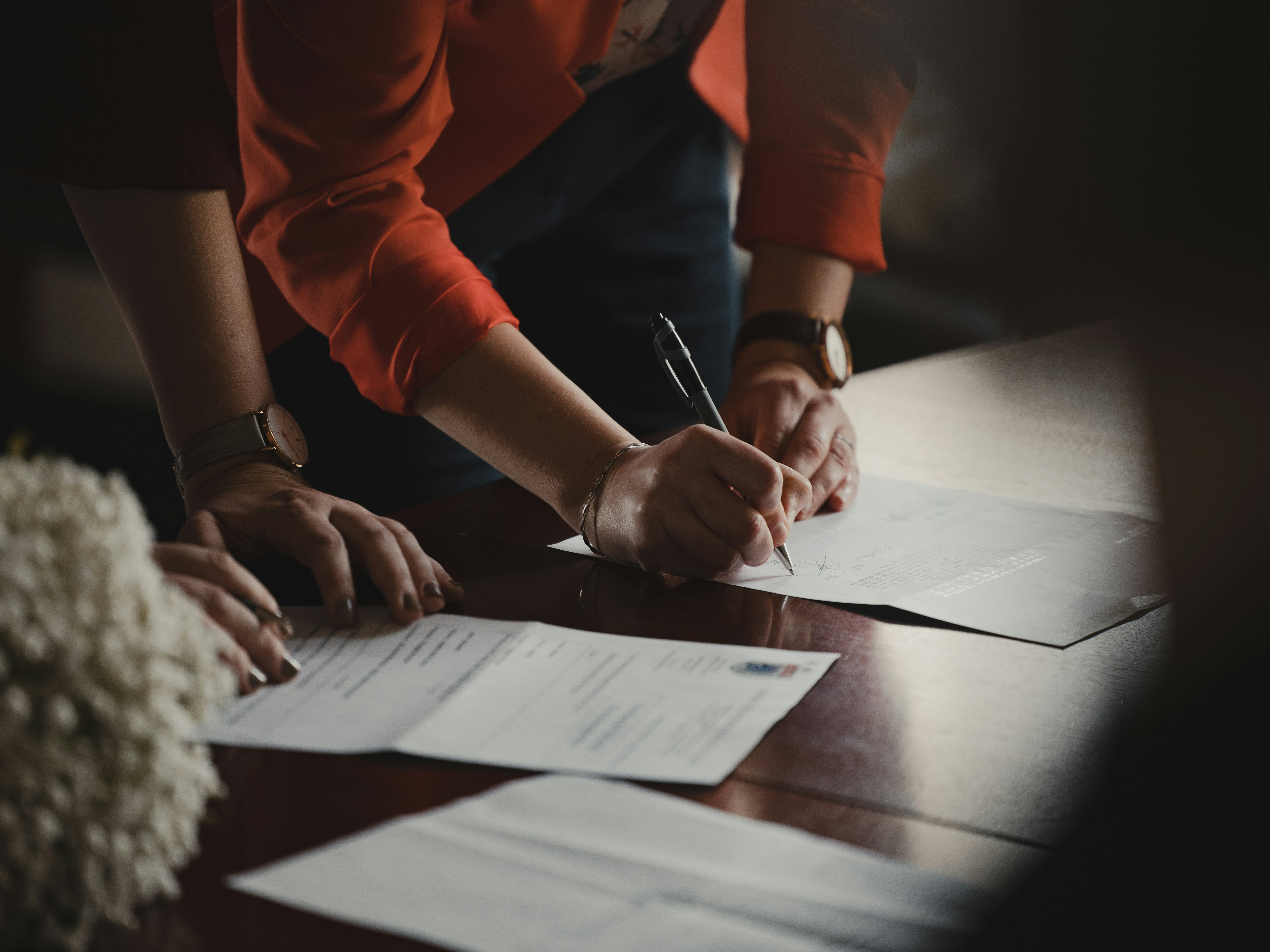 Profesionales trabajando en un entorno empresarial moderno