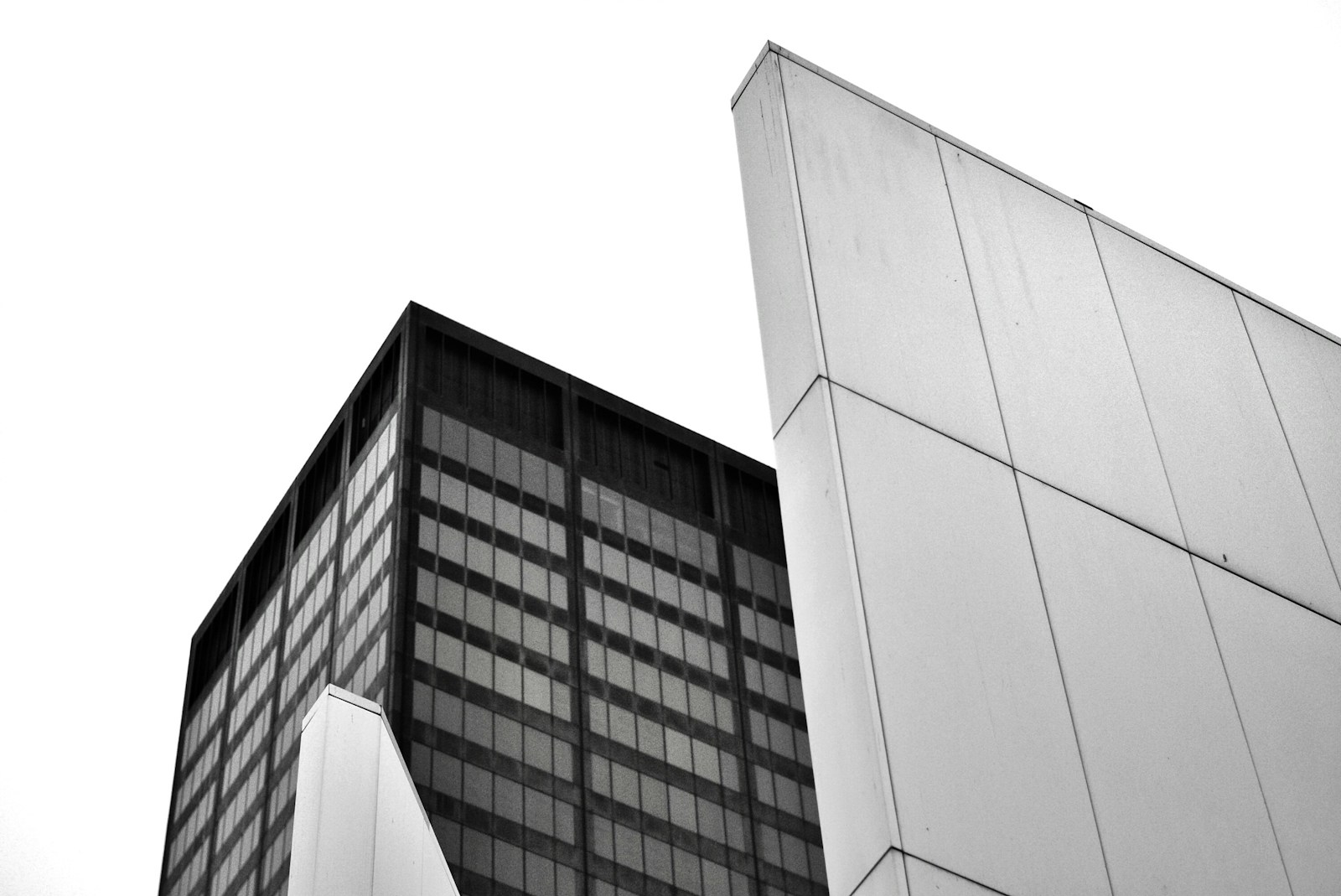 Fachada de edificio contemporáneo en blanco y negro, fotografía de Flow Clark