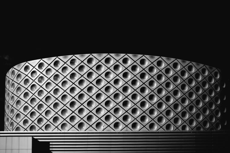 Arquitectura minimalista de Madrid, fotografiada en blanco y negro por Luca Bravo