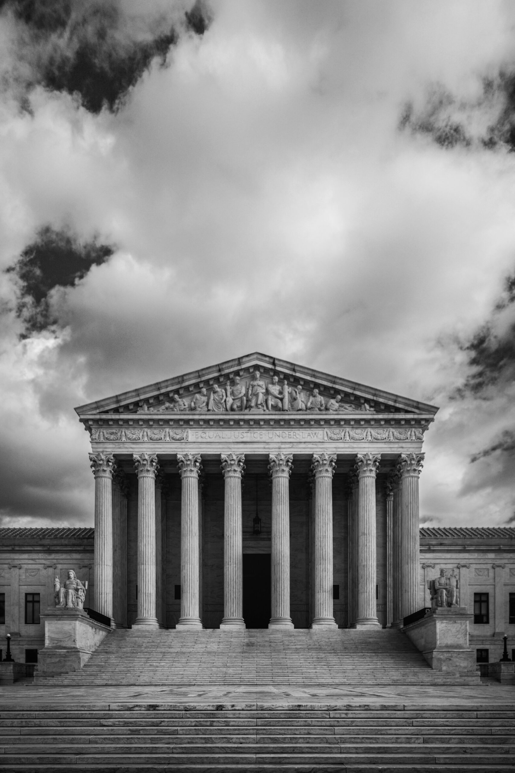 Edificio del Tribunal Supremo de Estados Unidos en Washington, fotografía en blanco y negro de Tim Mossholder